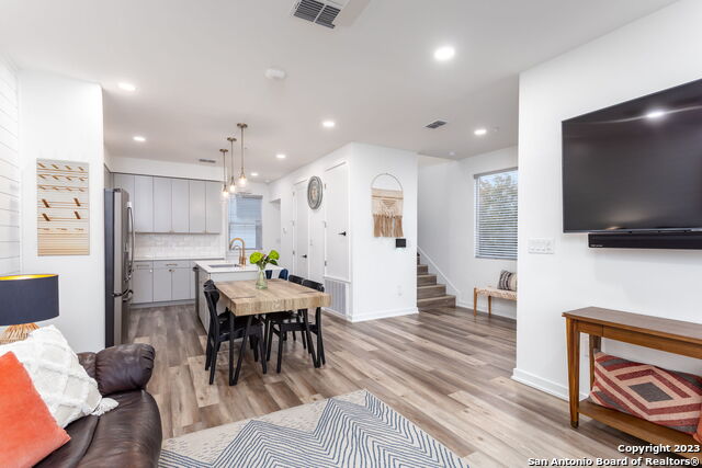 Listing photo id 10 for 657 Stadtbach  8