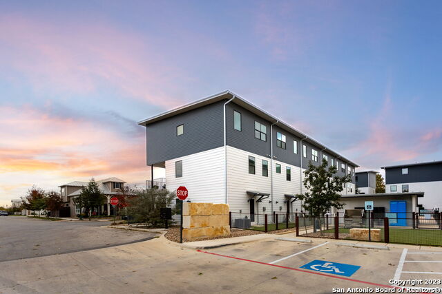 Listing photo id 21 for 657 Stadtbach  8