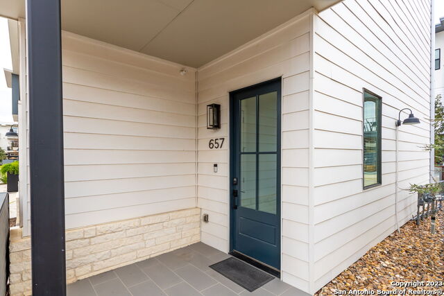 Listing photo id 1 for 657 Stadtbach  8