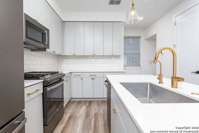 Listing photo id 6 for 657 Stadtbach  8