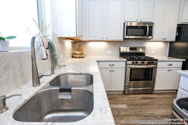 Listing photo id 9 for 2046 Egret Avenue