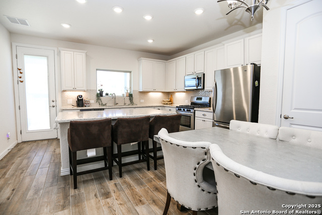 Listing photo id 12 for 2046 Egret Avenue