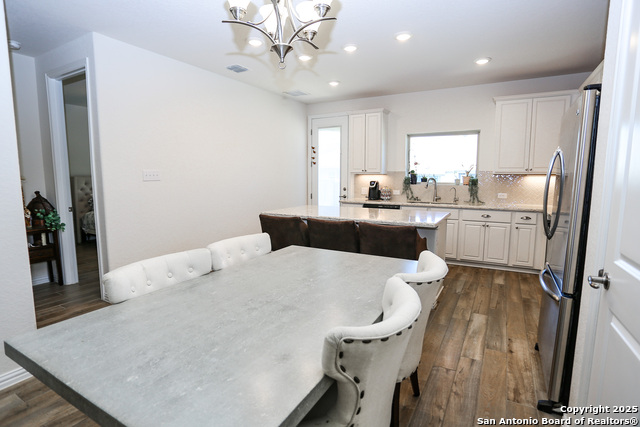 Listing photo id 4 for 2046 Egret Avenue