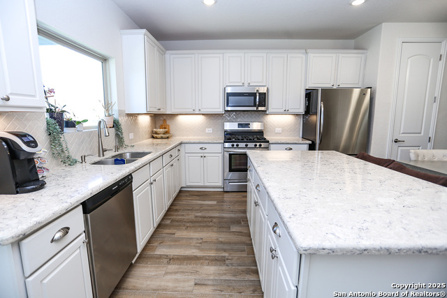 Listing photo id 6 for 2046 Egret Avenue
