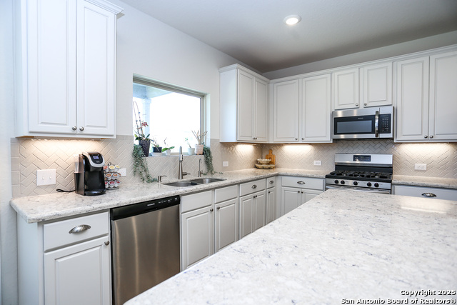 Listing photo id 7 for 2046 Egret Avenue