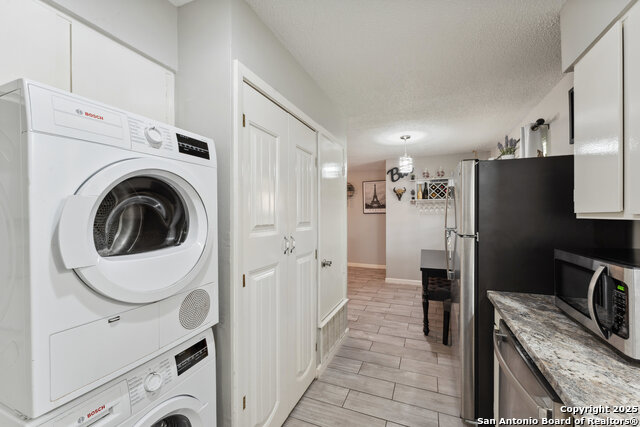 Image 11 of 17 For 923 Vance Jackson  1104