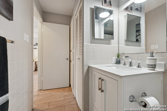 Image 15 of 17 For 923 Vance Jackson  1104