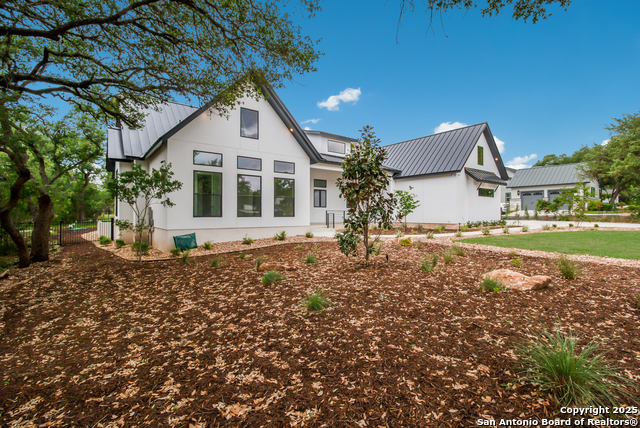 Listing photo id 1 for 430 Arthur Court