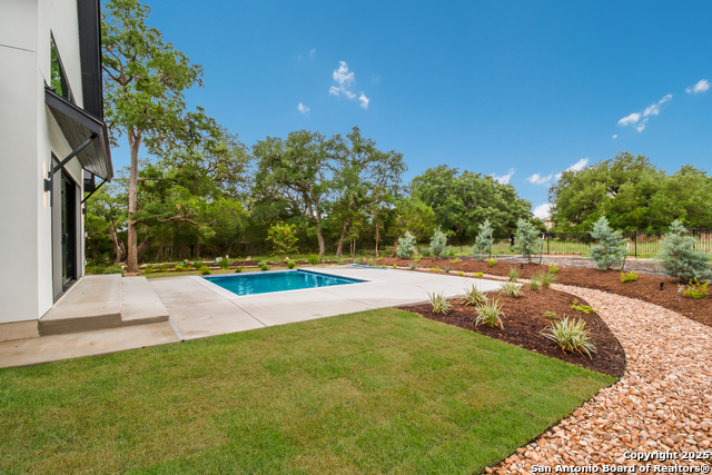 Listing photo id 34 for 430 Arthur Court