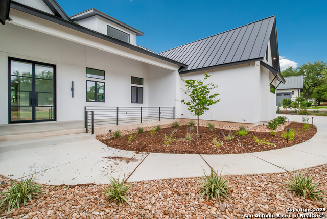 Listing photo id 2 for 430 Arthur Court