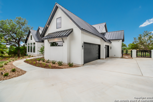Listing photo id 3 for 430 Arthur Court