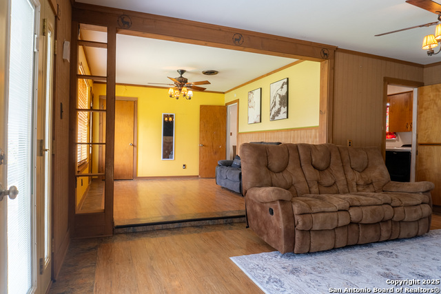 Image 5 of 44 For 517 East Martindale Rd