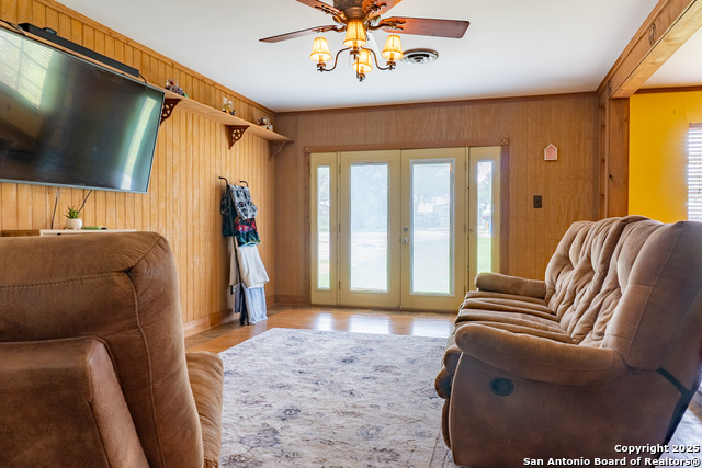 Image 6 of 44 For 517 East Martindale Rd