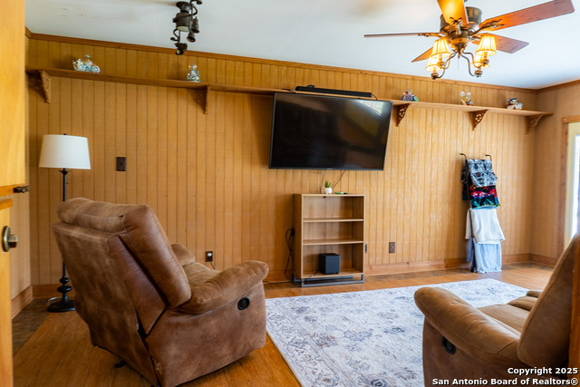Image 7 of 44 For 517 East Martindale Rd