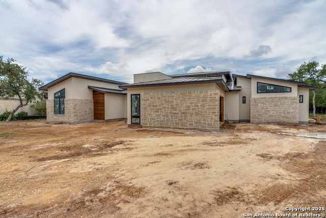 Listing photo id 1 for 325 Ranch Heights