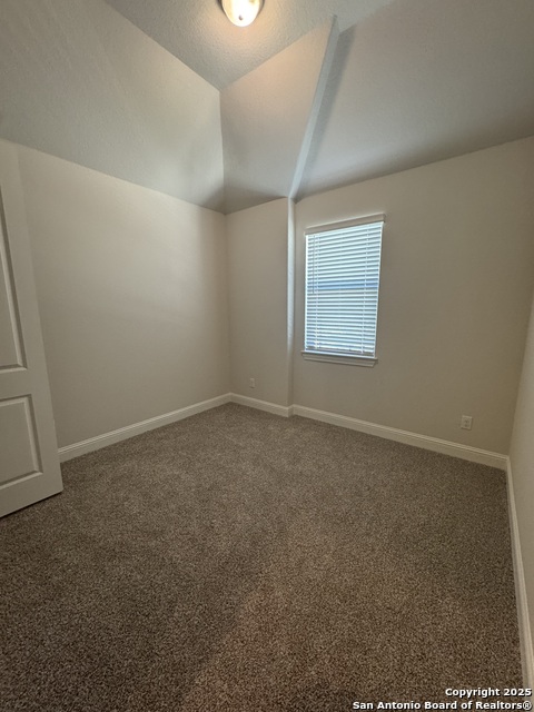 Listing photo id 9 for 737 Groudsel