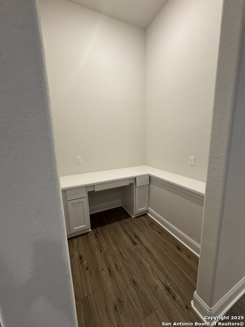 Listing photo id 11 for 737 Groudsel