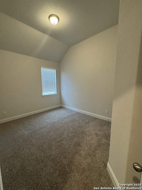 Listing photo id 14 for 737 Groudsel