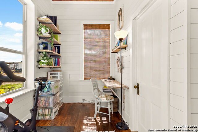 Listing photo id 8 for 6673 Center Point