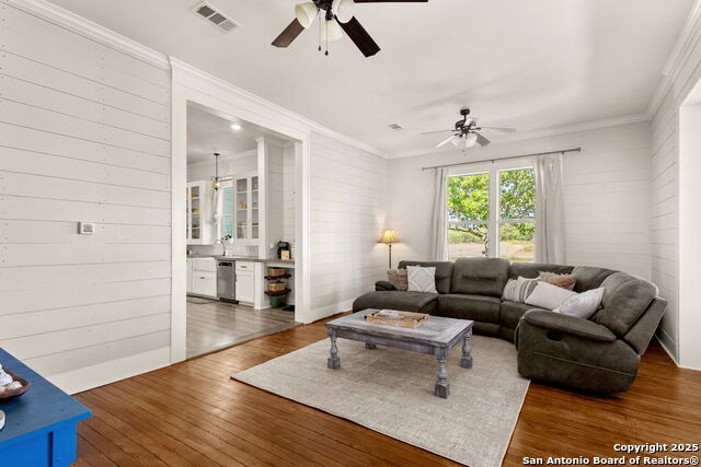 Listing photo id 9 for 6673 Center Point