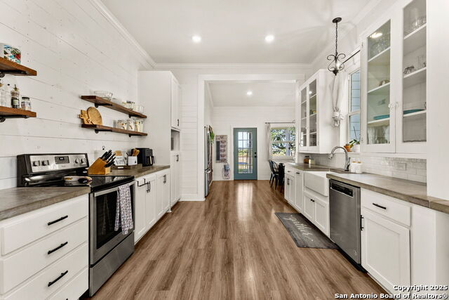 Listing photo id 12 for 6673 Center Point