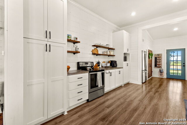 Listing photo id 13 for 6673 Center Point