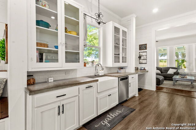 Listing photo id 15 for 6673 Center Point