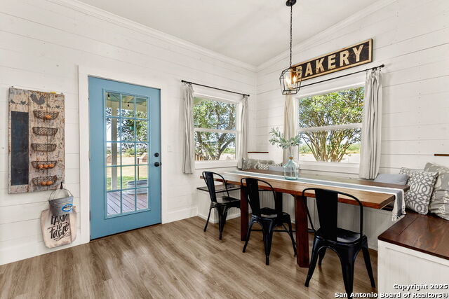 Listing photo id 17 for 6673 Center Point