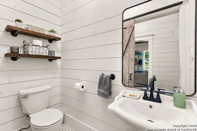 Listing photo id 18 for 6673 Center Point