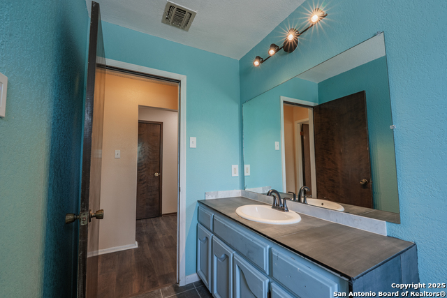 Image 18 of 33 For 1002 River Oak  Main House