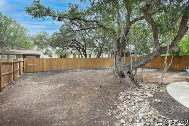 Listing photo id 30 for 10707 Axis Crossing