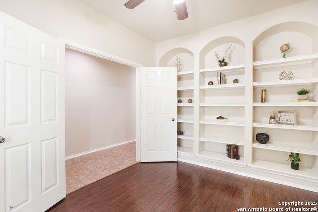 Listing photo id 4 for 10707 Axis Crossing