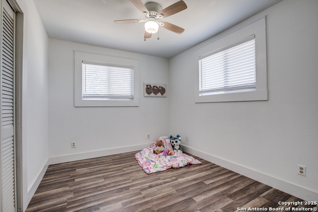 Listing photo id 10 for 525 Rossville