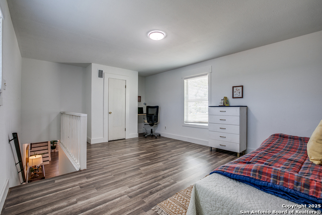 Listing photo id 12 for 525 Rossville
