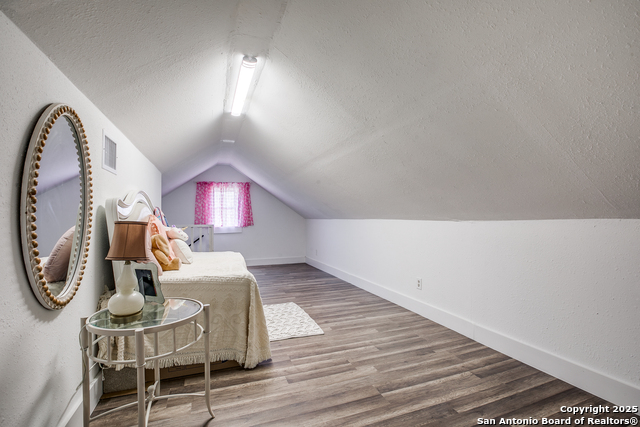 Listing photo id 13 for 525 Rossville