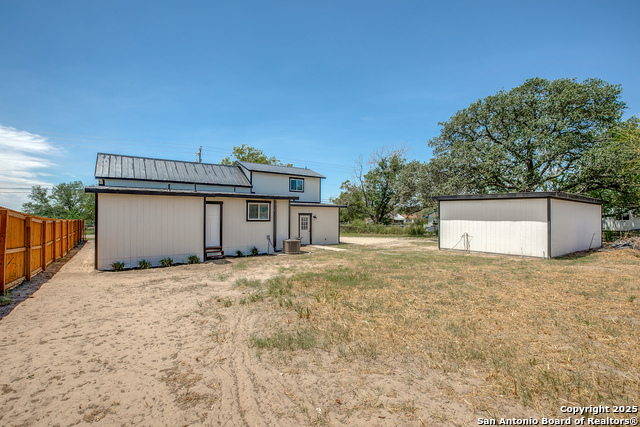 Listing photo id 16 for 525 Rossville