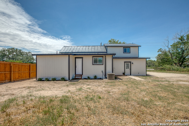 Listing photo id 17 for 525 Rossville