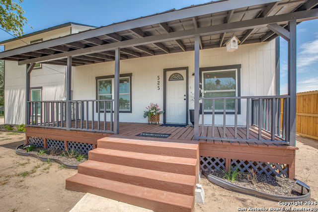 Listing photo id 1 for 525 Rossville