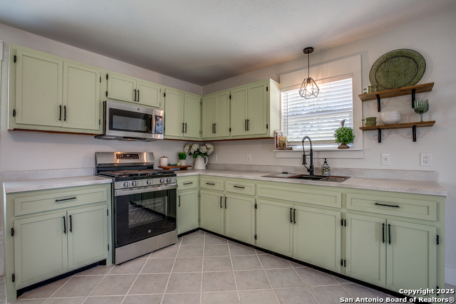 Listing photo id 5 for 525 Rossville