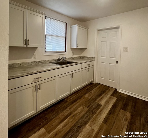 Listing photo id 6 for 308 Coker W