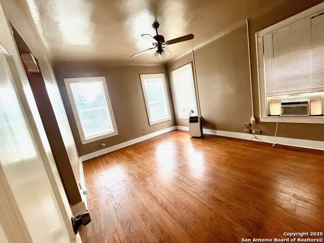 Image 17 of 22 For 424 Ashby Pl E 4