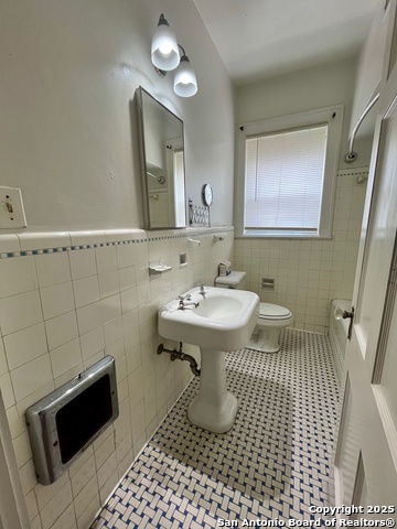 Image 18 of 22 For 424 Ashby Pl E 4