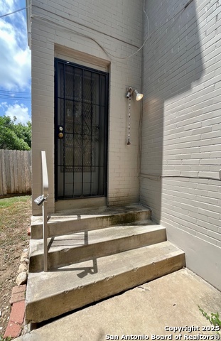 Image 2 of 22 For 424 Ashby Pl E 4
