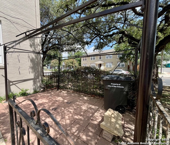 Image 4 of 22 For 424 Ashby Pl E 4