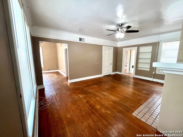 Image 9 of 22 For 424 Ashby Pl E 4