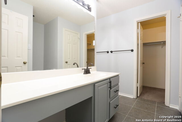Listing photo id 16 for 2558 Ashley Oak Dr