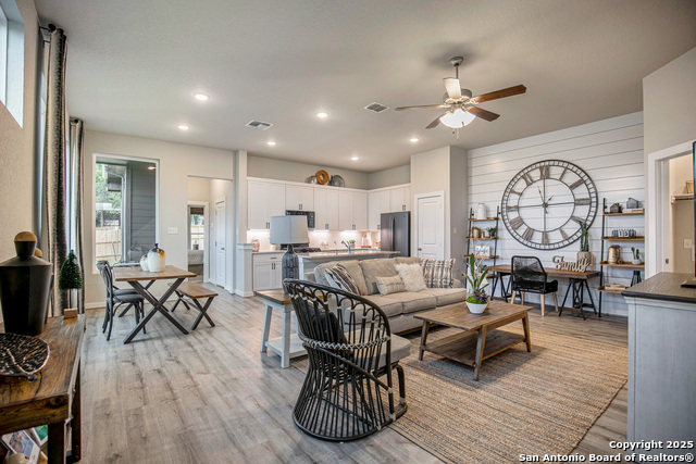 Image 4 of 13 For 20675 Huebner Rd Unit 522