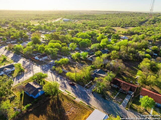 Listing photo id 9 for 2734 Hicks Ave