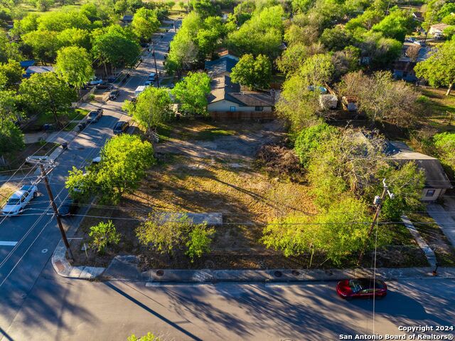 Listing photo id 11 for 2734 Hicks Ave