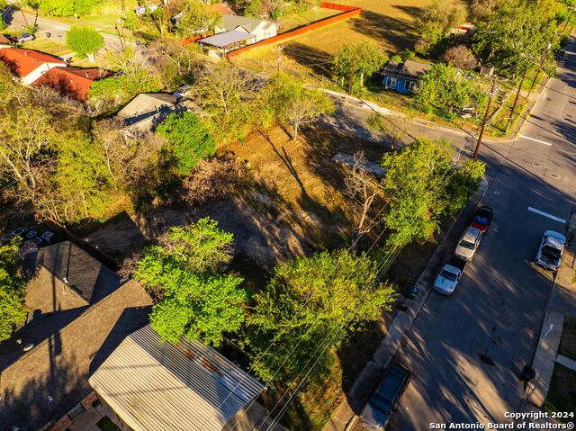 Listing photo id 13 for 2734 Hicks Ave